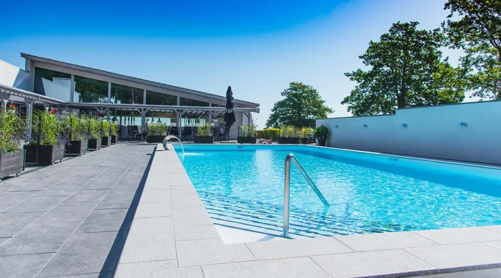 Skøn swimmingpool på Hotel Abildgård