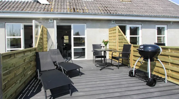 Terrasse med solsenge og grill