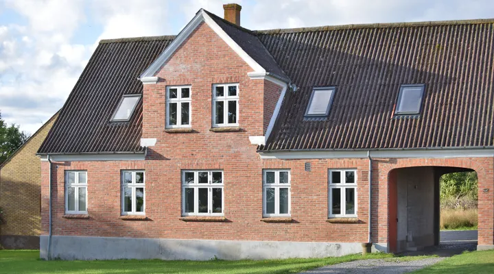 Ferielejlighederne Nyvang A og B ligger i en hyggelig landejendom ved Rø