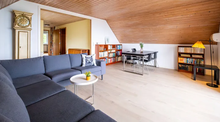 Stue med stor sofa i Villa Bølshavn