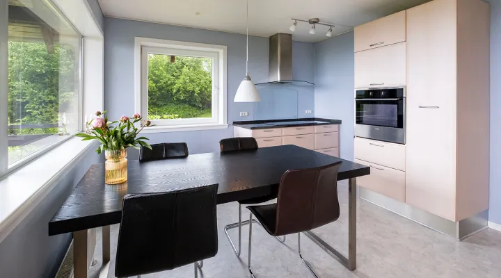 Rummeligt køkken med spiseplads i Villa Bølshavn