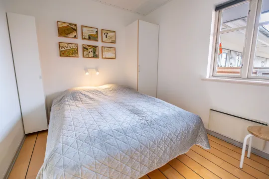 Soveværelse med dobbeltseng i Købmandsgården nr. 5