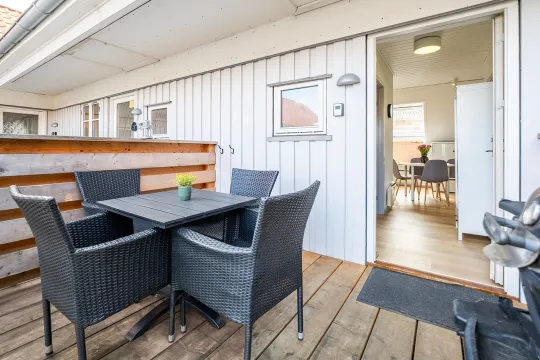 Terrasse med havemøbler og gasgrill i Købmandsgården nr. 5