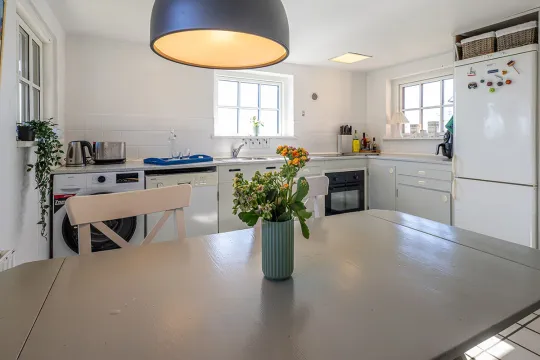 Brohuset i Arnager - Køkken med spiseplads
