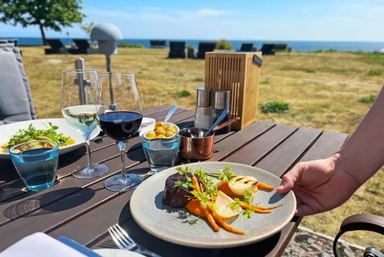 Fredensborg Badehotel har en restaurant med fantastisk havudsigt