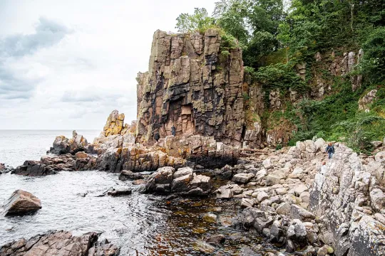 Helligdomsklipperne udenfor Gudhjem er en helt unik naturoplevelse på Bornholm