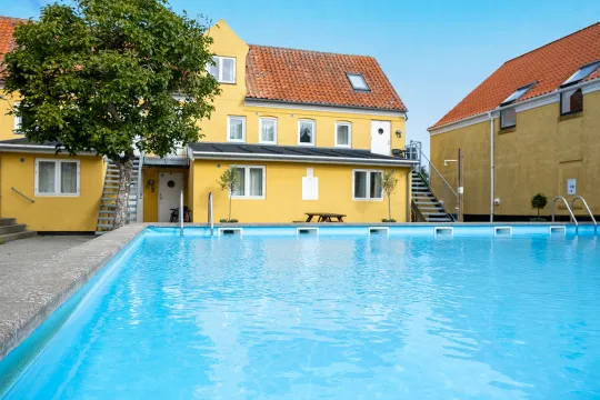 Nyd den fælles udendørs pool ved Købmandsgården i Gudhjem