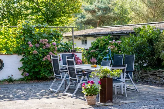 Terrasse i grønne omgivelser i Lille Skovholt