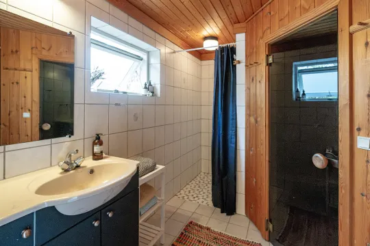 Badeværelse med brus og sauna i Orion