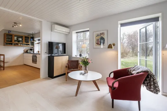 Opholdsrum med bløde møbler og tv i Odinhus