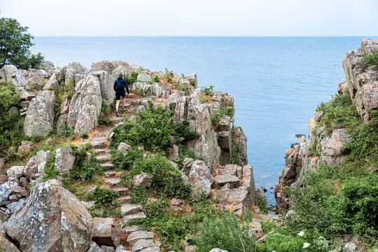 Tag på ferie på Bornholm og udforsk unik natur som f.eks. Røverborgen ved Gudhjem