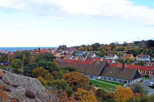 Sandvig Søpark set fra klipperne