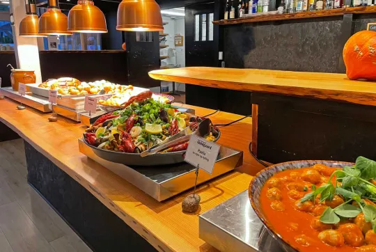 Du finder noget for enhver smag på buffeten i Hotel Abildgårds Restaurant