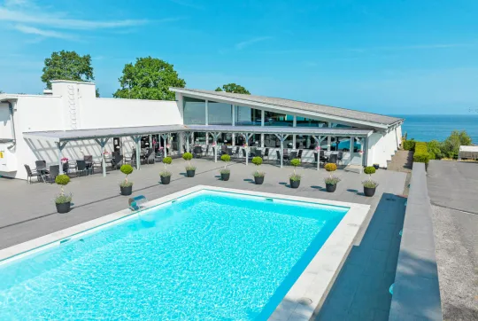 Abildgaard har swimmingpool og havudsigt