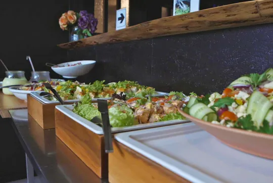 Der er altid lækre salater på buffeten