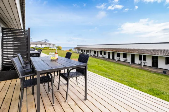 Nyere træterrasse på Abildgaard