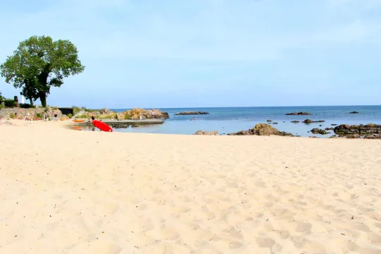 Næs strand er en hyggelig lille strand i den nordlige del af Allinge