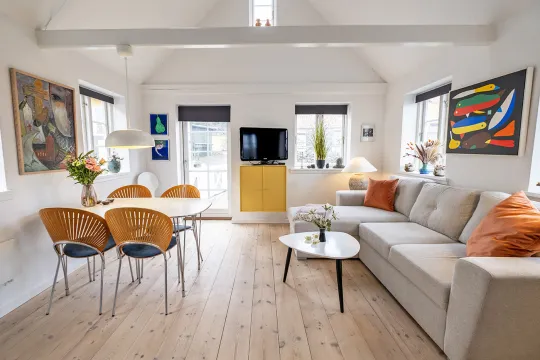 Lækkert opholdsrum med spiseplads og udgang til terrasse i Annekset