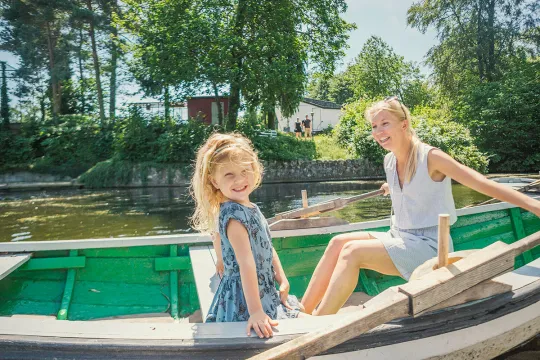 Mor og datter i robåd i Brændesgårdshaven ved Svaneke