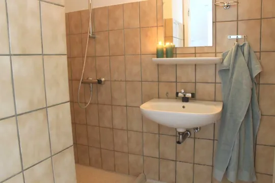 Boderne 1 - Flisebadeværelse med bruser og toilet