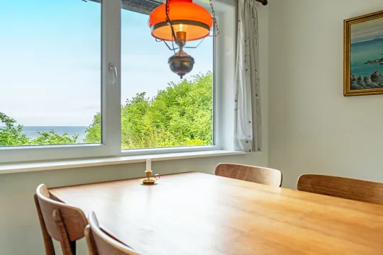 Udsigt over Østersøen fra spisebord i ferielejlighed Gnisten