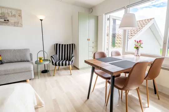 Opholdsrum med spiseplads og udgang til terrasse i Boesvang nr. 24