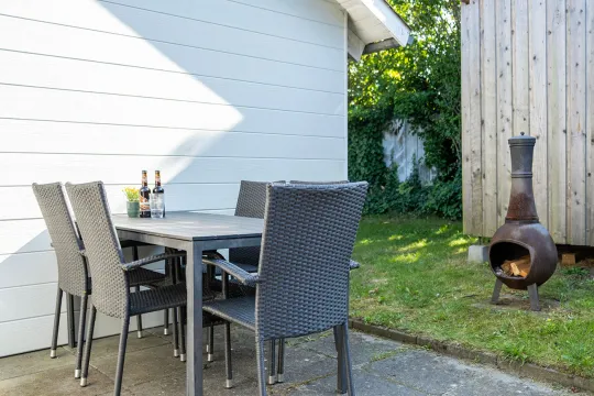 Den ene af to terrasser i sommerhuset Bornhamas