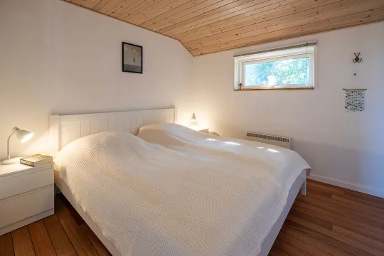 Det ene af to soveværelser i sommerhuset Bornhamas