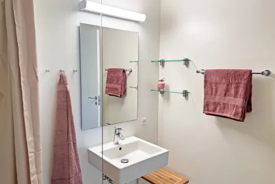Badeværelse i ferielejlighed nr. 2 på Casa Blanca i Gudhjem, Bornholm