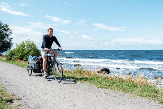 De anlagte cykelstier på Bornholm fører dig langs kysten på din cykelferie