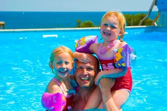 Pool med havudsigt i Gudhjem Feriepark