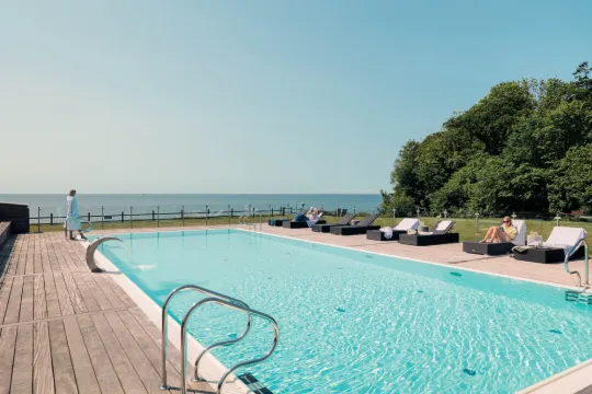 Udendørs swimmingpool med havudsigt på Fredensborg Badehotel