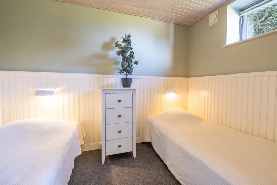 Soveværelse med to enkeltsenge i Friheden Ferielejligheder