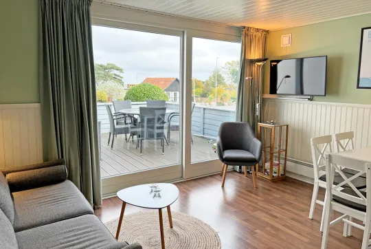 Opholdsrum med udgang til terrasse i Friheden Ferielejligheder