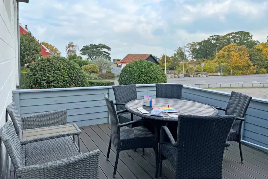 Terrasse med havemøbler i Friheden Ferielejligheder