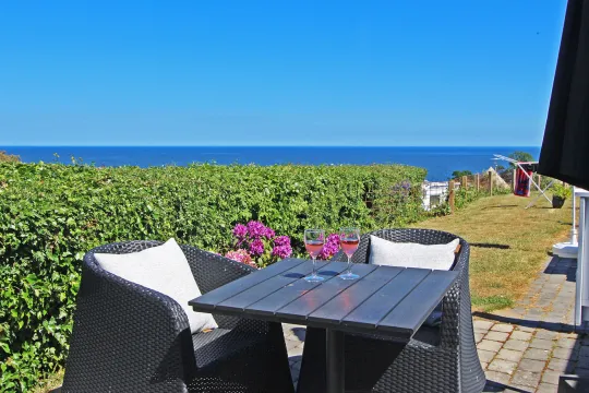 Eksempel på havudsigt fra terrasse i Gudhjem Feriepark