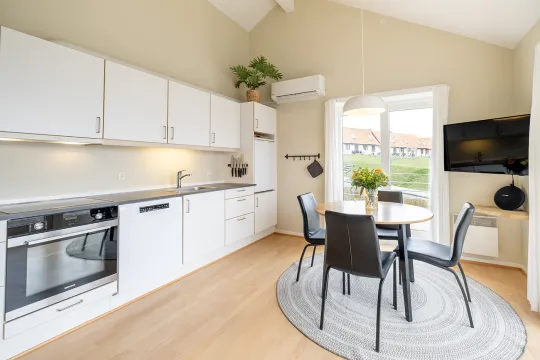 Veludstyret køkken med spiseplads i Gudhjem Feriehuse