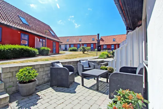 Nyd solen på jeres terrasse i Gudhjem Feriepark
