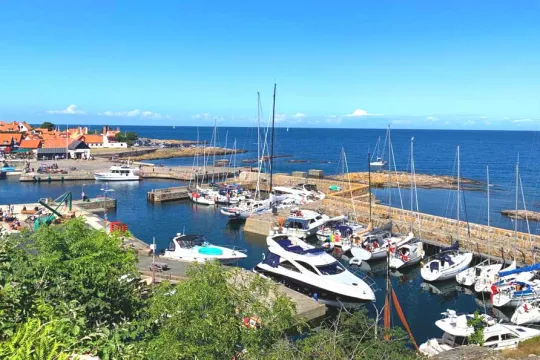 Besøg den hyggelige havn i Gudhjem