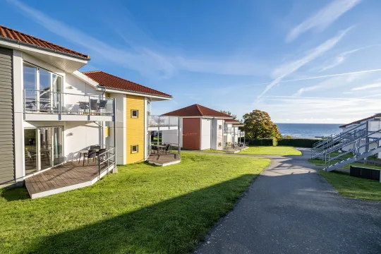 Gudhjem Søpark ligger smukt placeret ved havet i Gudhjem