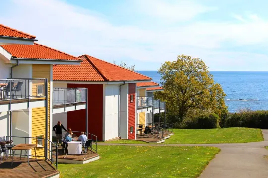 Gudhjem Søpark ligger smukt tæt på havet