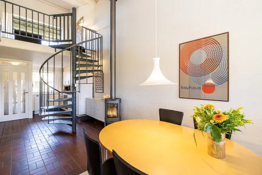 Skønt køkken-alrum med brændeovn i Hammershuse 122