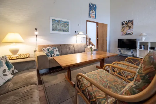 Stue med sofagruppe, lænestole og TV i Hammershuse 1C