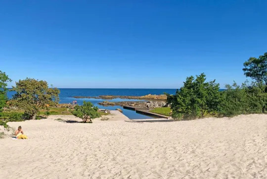 Hullehavn er en skøn badestrand i Svaneke