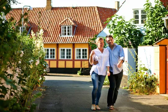 Gå en tur i de hyggelige gader i Svaneke