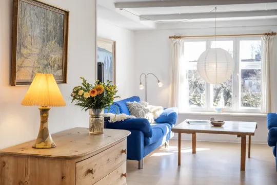 Nyd det hyggelige opholdsrum med bløde sofaer i Kirkehuset 4A