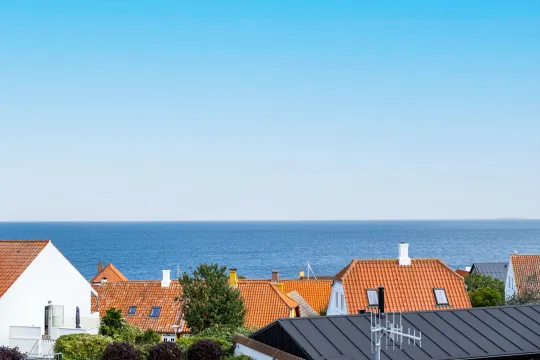 Udsigten over Gudhjem fra 1. sals terrasserne hos Købmandsgården