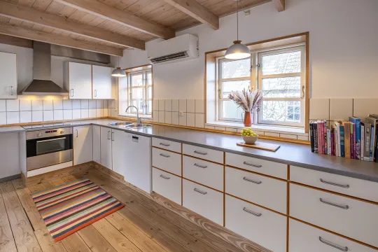 Stort og veludstyret køkken i Mosehuset, Listed