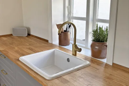 Flot og renoveret køkken i sommerhus Gammelgård