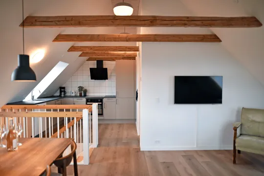 Rummeligt køkken-alrum med veludstyret køkken i ferielejlighed Nyvang A